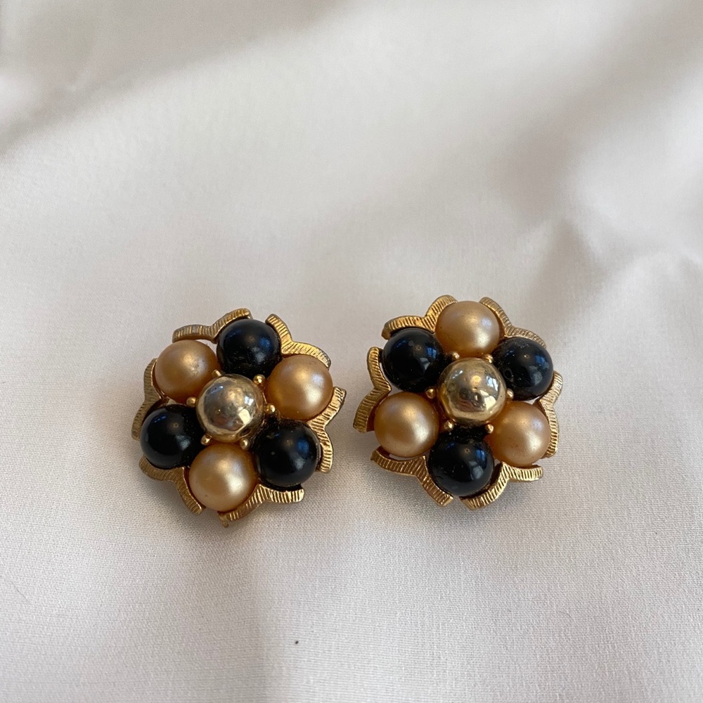 Gold Tone Cluster Flower Clip On Earrings Jewelry